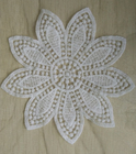 Équilibre décoratif de dentelle de Qmilch de fleur de maille avec la petite taille, blanche