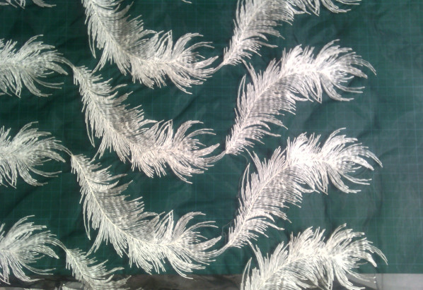 Le modèle d'organza de plume blanche a brodé le tissu de dentelle de coton pour l'habillement
